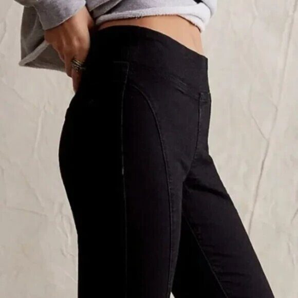 Free People We The Free Double Dutch Slit Hem Pull On Jeans Black size Small NWT - Picture 4 of 9